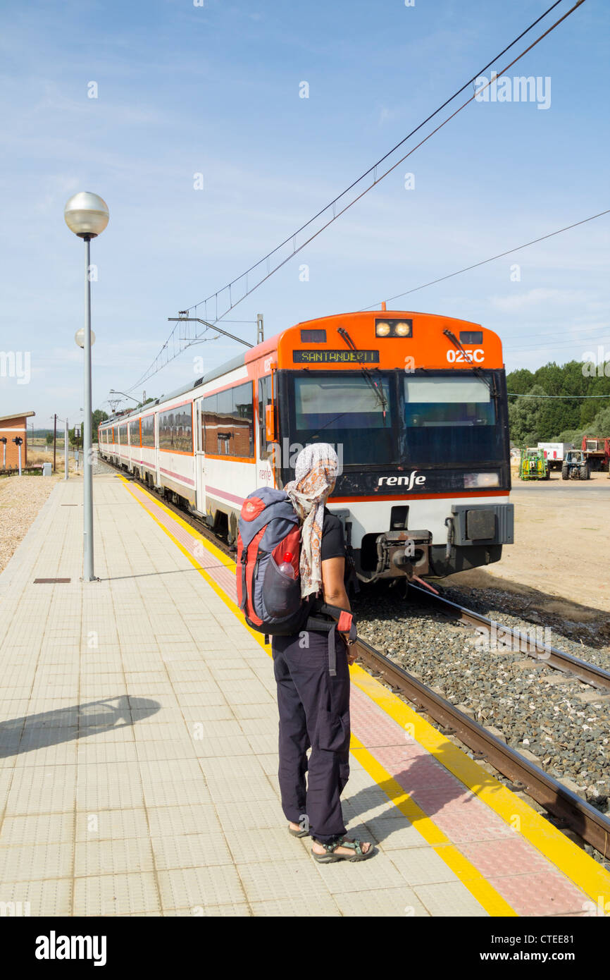 Weibliche Backpacker warten auf Zug nach Santander Dörfchen Bahnhof Monzon de Campos in der Nähe von Palencia, Spanien Stockfoto