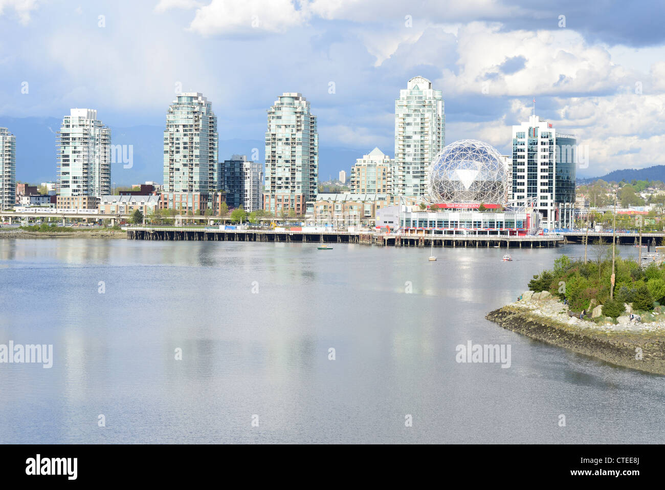 Ein Blick auf Vancouvers False Creek an einem schönen sonnigen Tag. Stockfoto