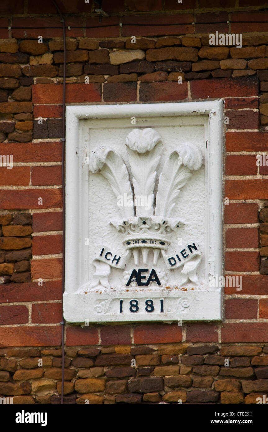 Ferienhaus mit Fleur oder Lilie inmitten Carrstone Mauerwerk Wolferton Sandringham Estate "Fleur de Lis" Stockfoto