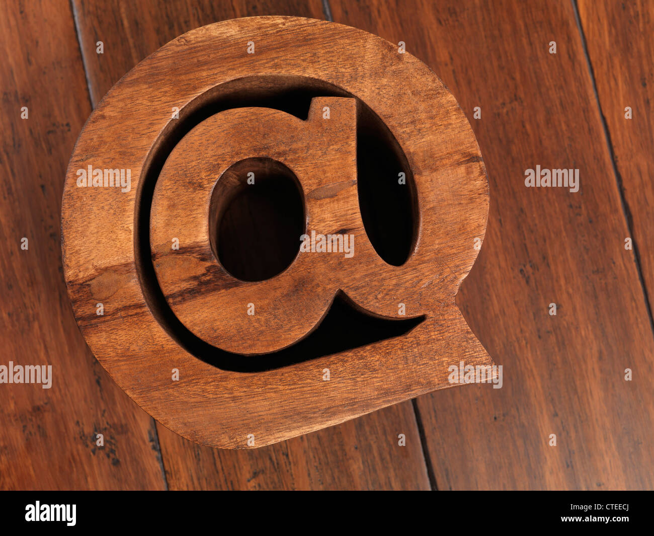 Internet und e-Mail-Symbol gemacht aus Holz auf Hartholz-Fußboden-Hintergrund Stockfoto