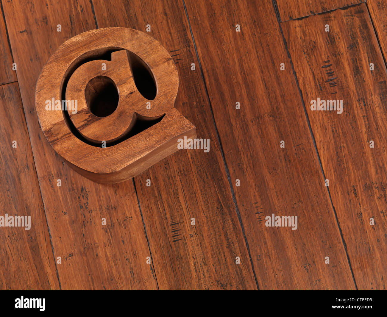 E-Mail- und Internet-Symbol gemacht aus Holz auf Hartholz-Fußboden-Hintergrund Stockfoto