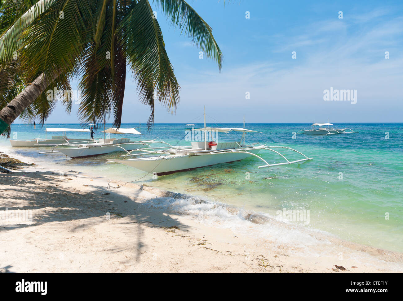 traditionelle philippinische Bangkas an einem Strand in Alona, Bohol Stockfoto