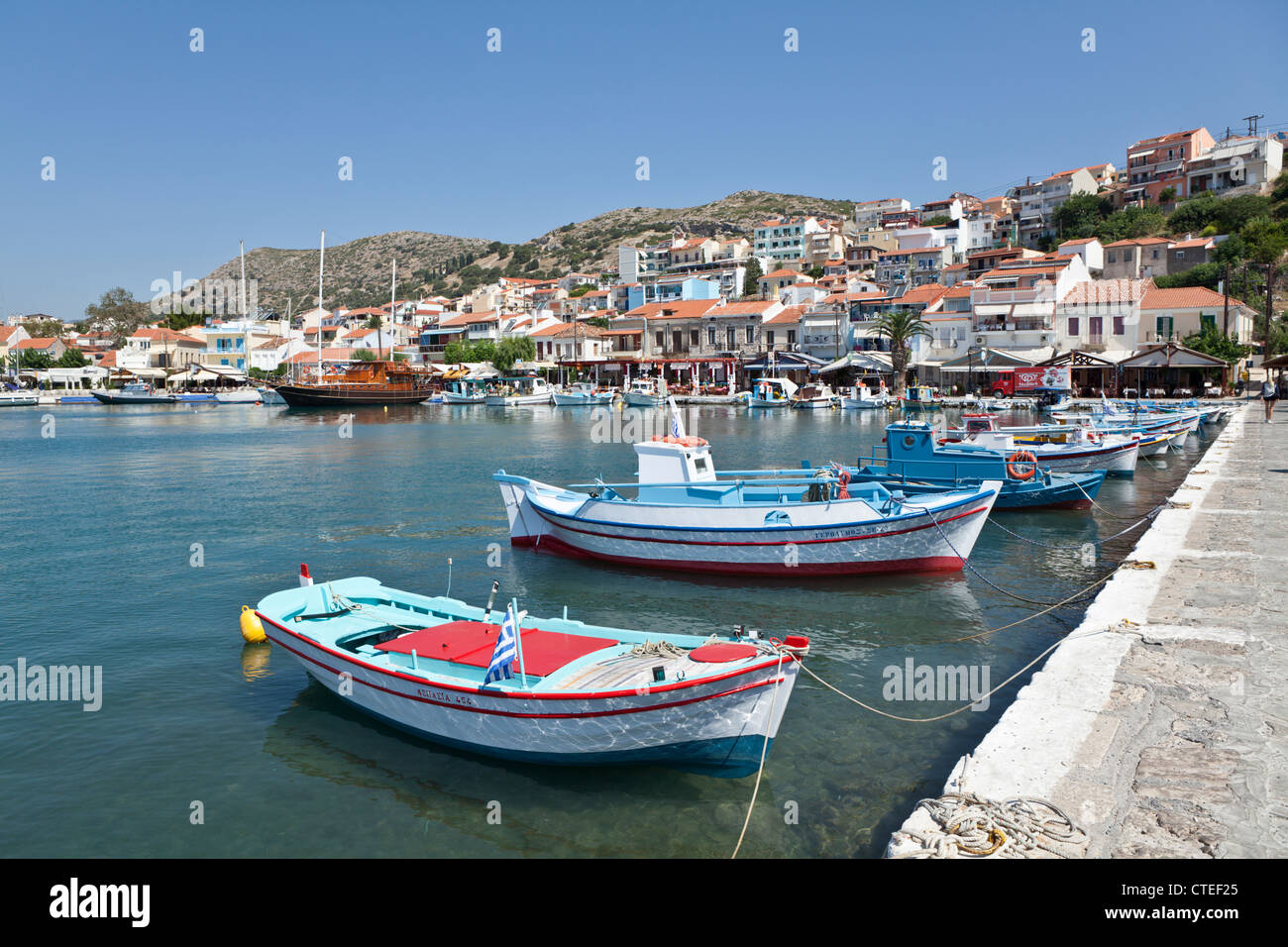 Den Hafen und die Boote bei Pythagorio, Samos, Griechenland Stockfoto