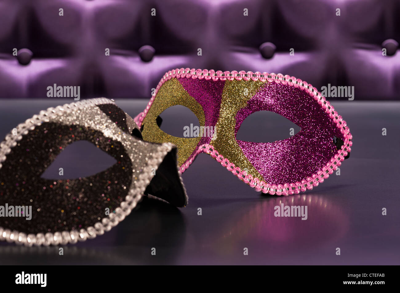 Elegante Maske für Masquerade vor eine Schaltfläche getuftet lila Seide Hintergrund Stockfoto