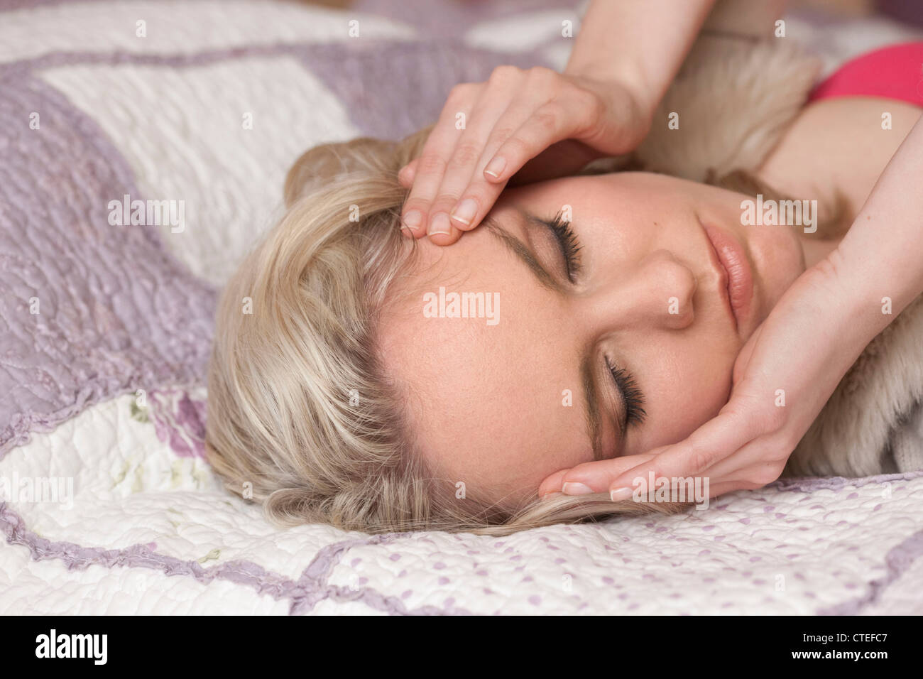 Junge Frau mit Kopfschmerzen Stockfoto