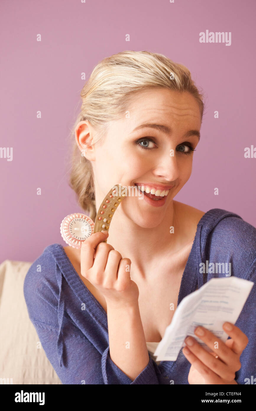 Frau liest Pillen Broschüre Stockfoto