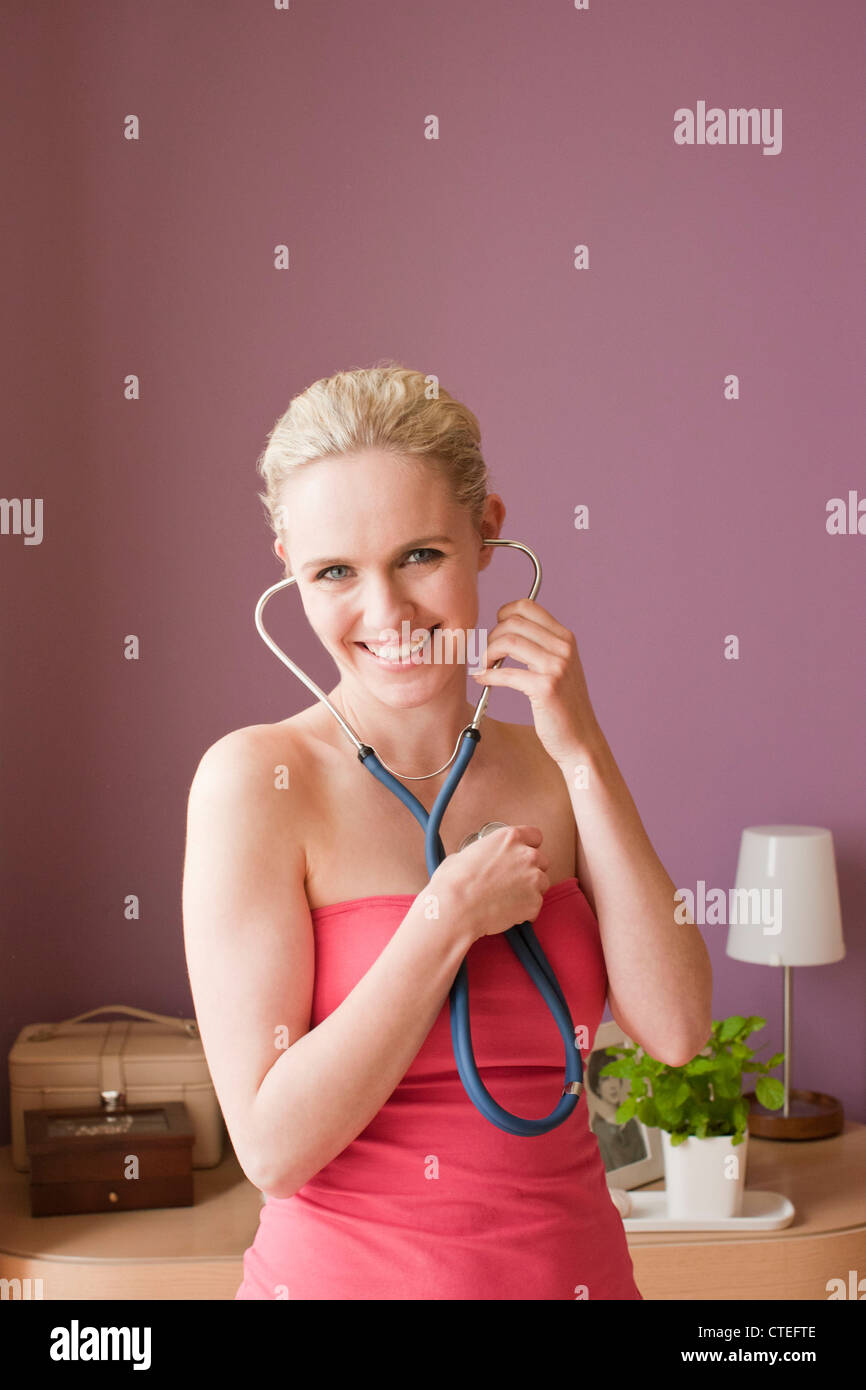 Frau mit Stethoskop Stockfoto