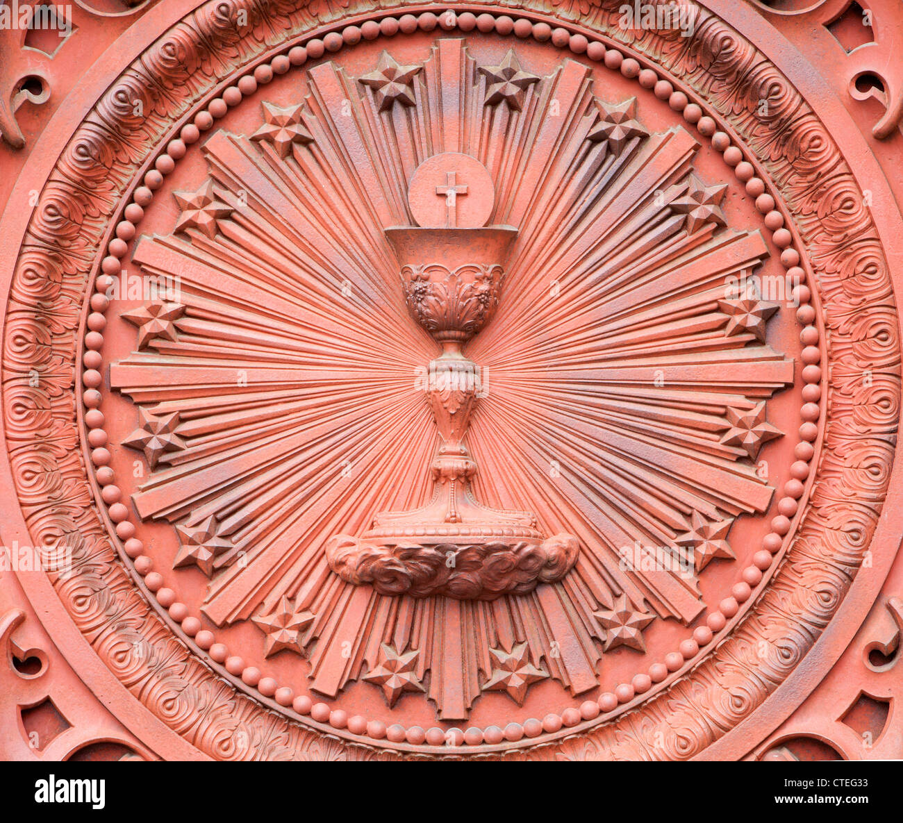 Brüssel - Cup und Eucharistie - Detai aus Metall Tor der Kirche st. Antoine Stockfoto