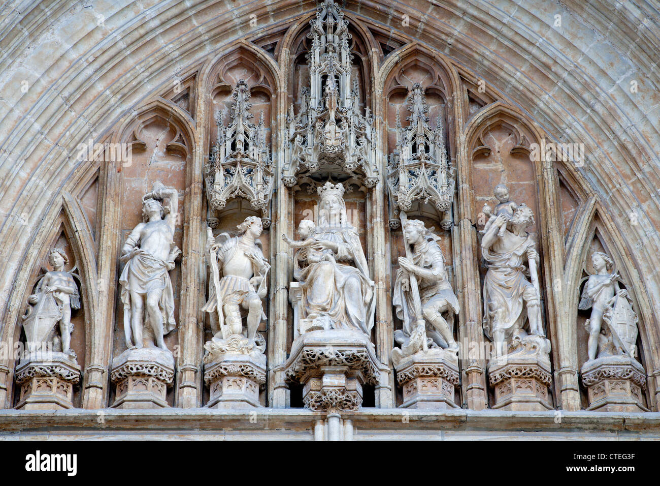 Brüssel - Statue vom Hauptportal des gotischen Kirche Notre Dame du Sablon - Jungfrau Maria Stockfoto