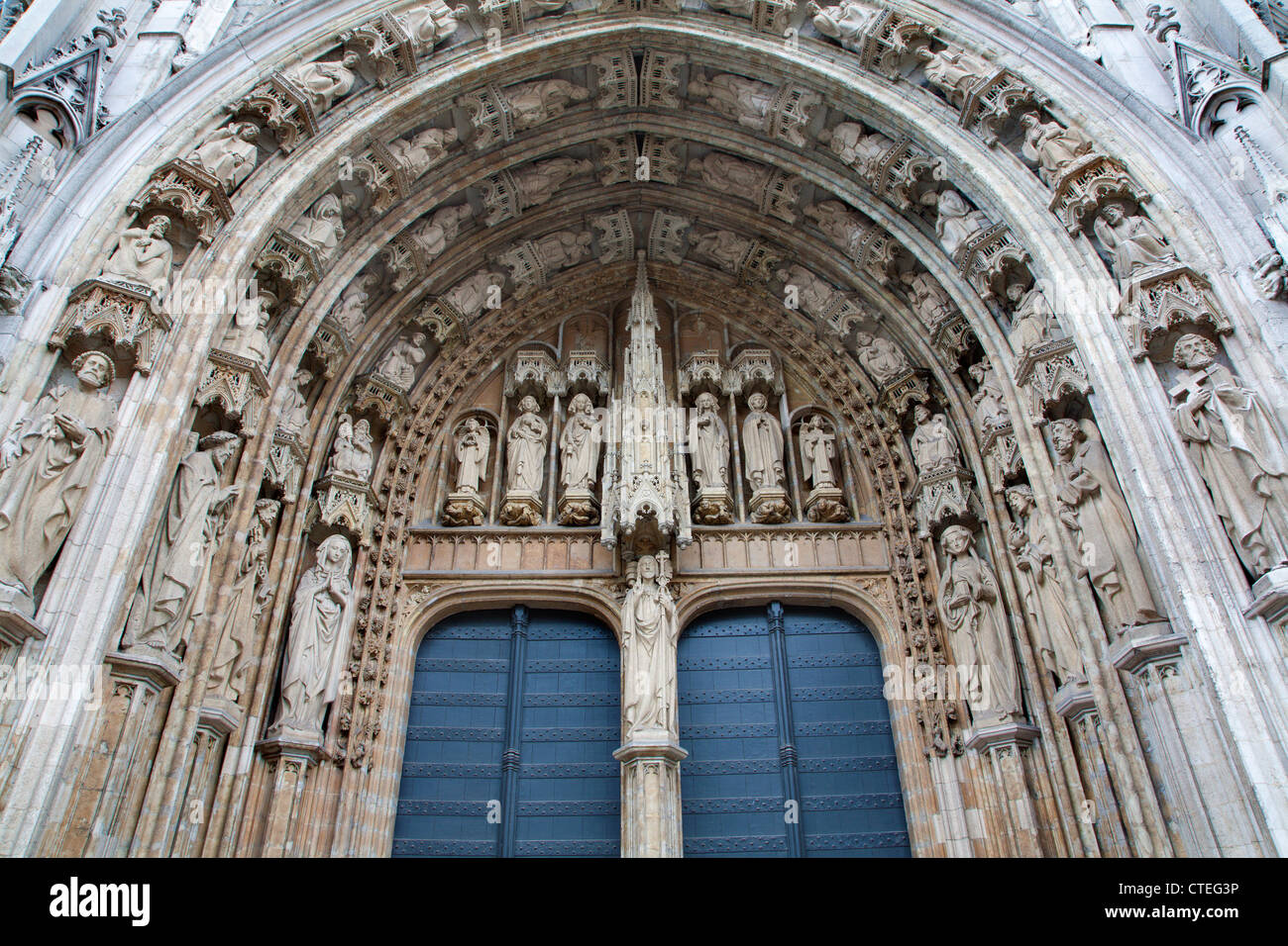 Brüssel - Ost Portal der gotischen Kirche Notre Dame du Sablon Stockfoto