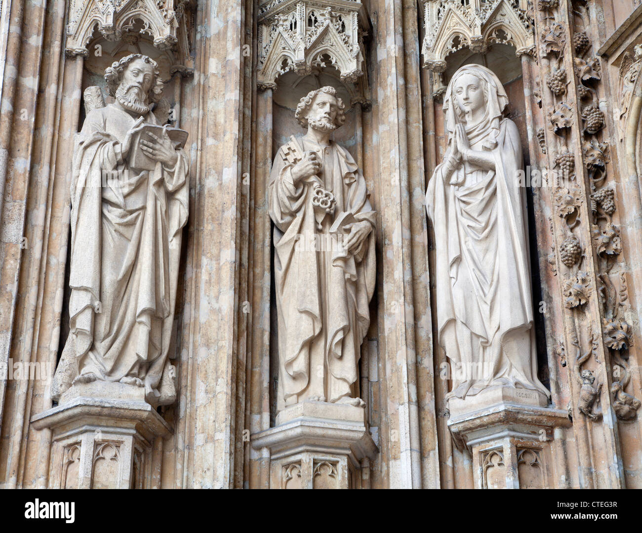Brüssel - Statue vom Südportal der gotischen Kirche Notre Dame du Sablon Stockfoto
