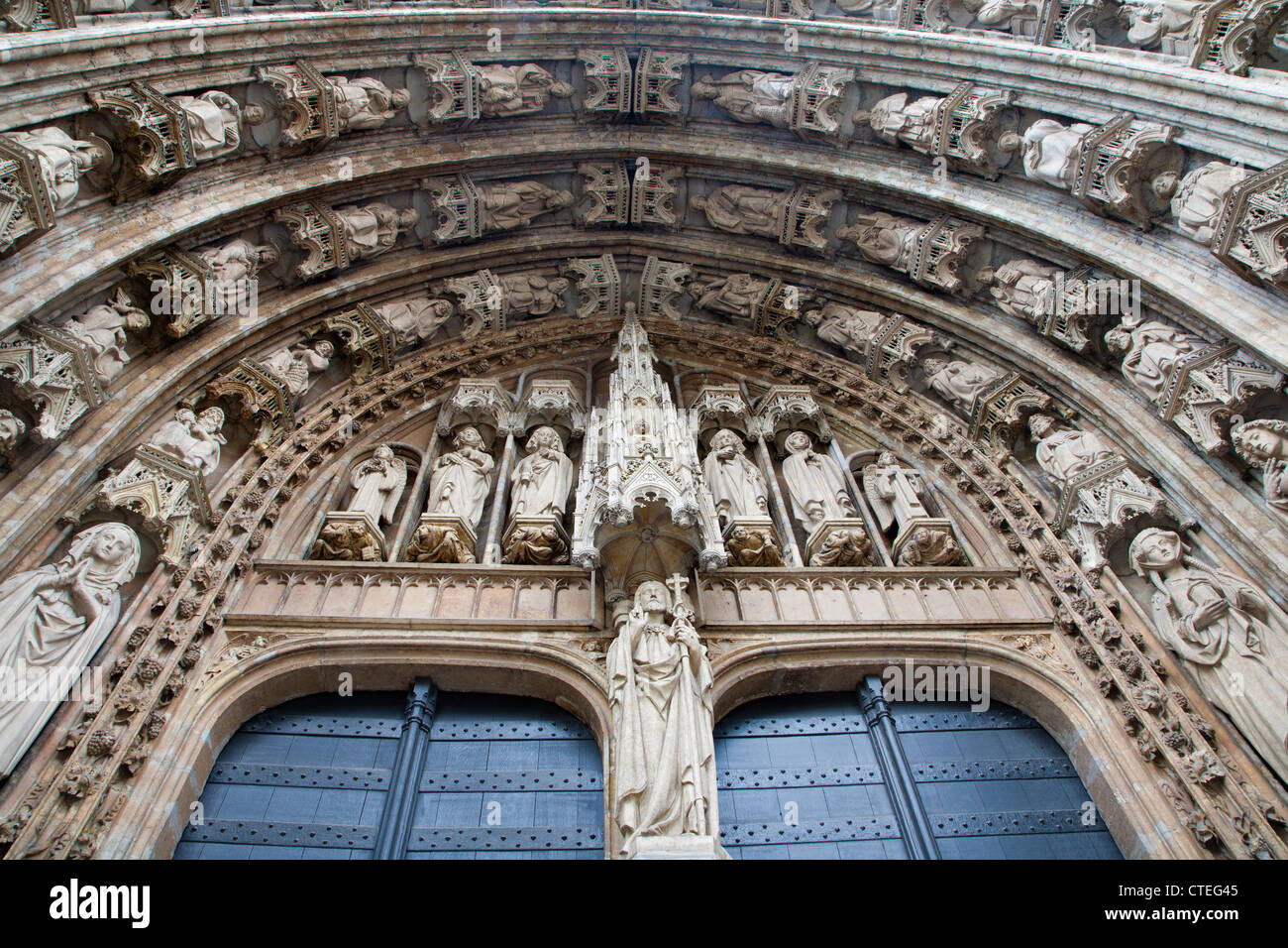 Brüssel - Ost Portal der gotischen Kirche Notre Dame du Sablon Stockfoto
