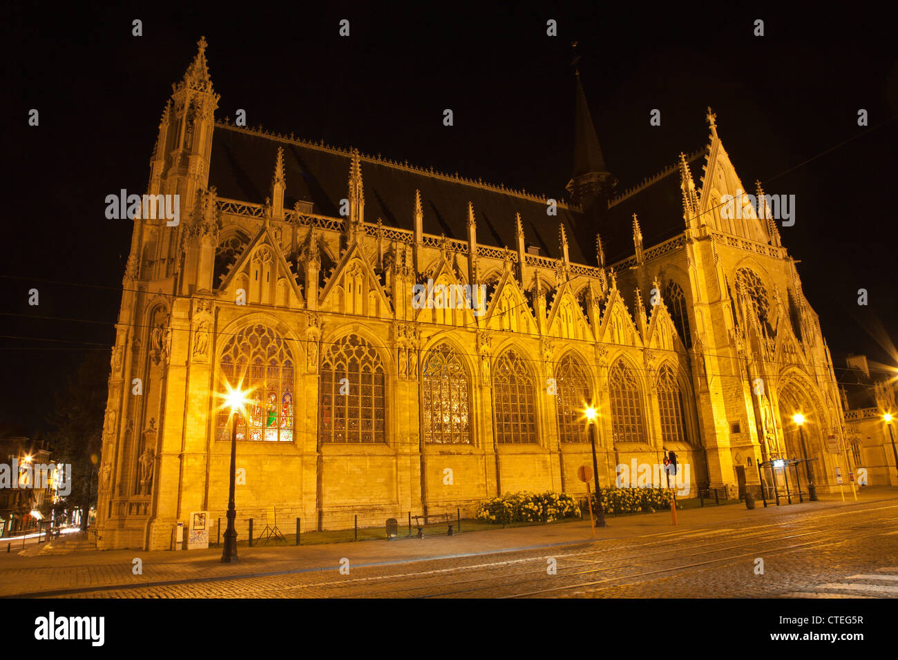 Brüssel - gotische Kirche Notre Dame du Sablon in der Nacht aus Süd-Ost Stockfoto