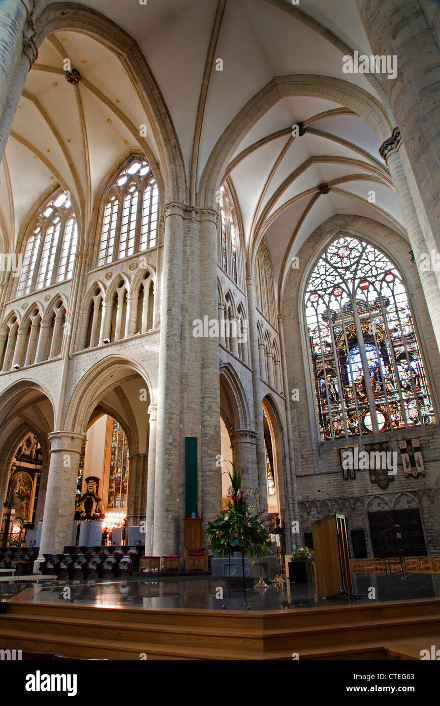 Brüssel - Juni 22: Seite und Hauptschiff der Kathedrale des Heiligen Michael am 22. Juni 2012 in Brüssel. Stockfoto