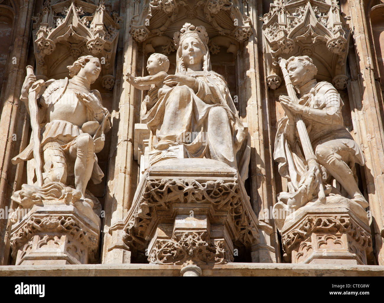 Brüssel - Statue vom Hauptportal des gotischen Kirche Notre Dame du Sablon - Jungfrau Maria Stockfoto