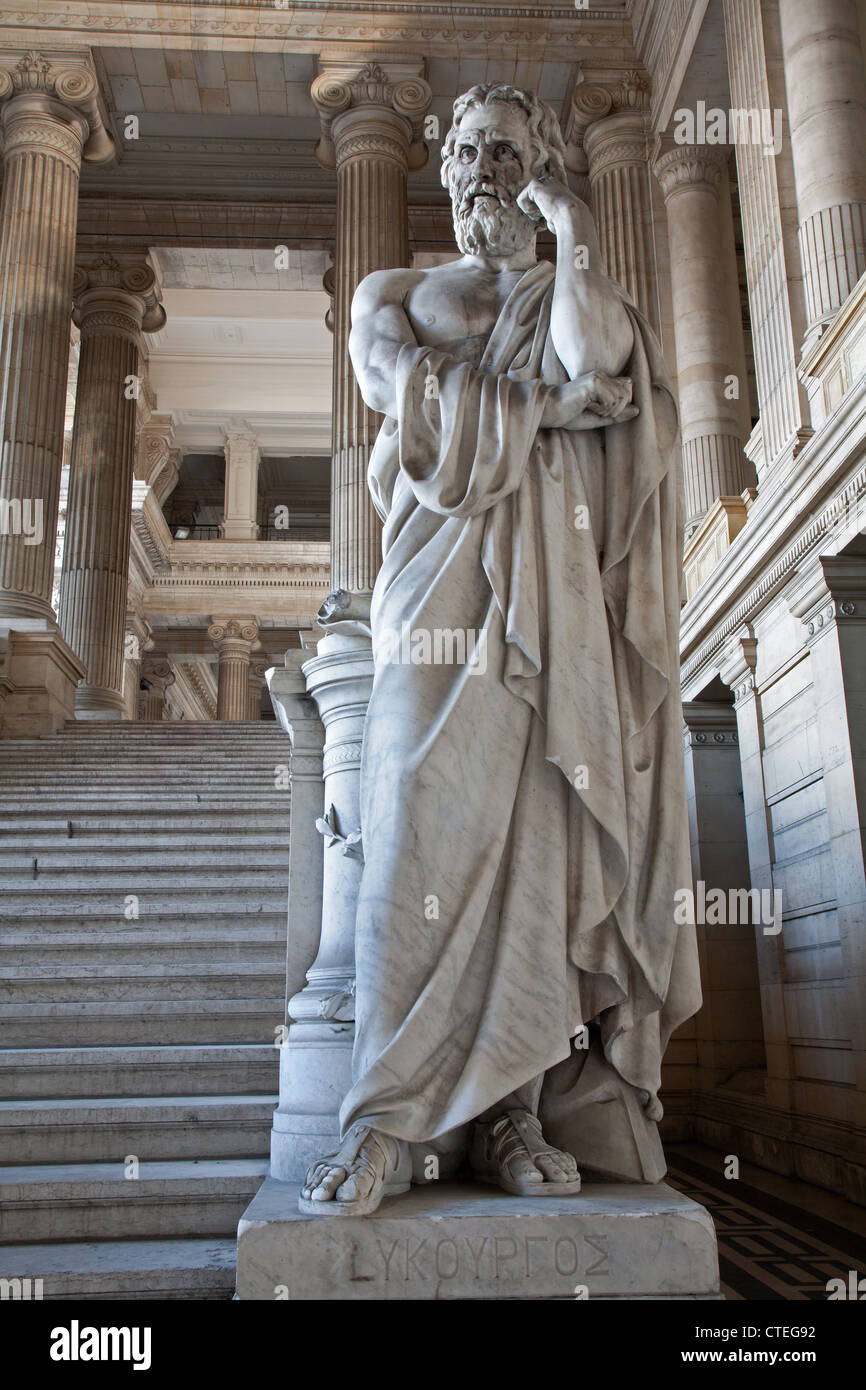 Brüssel - Juni 22: Statue des Lykurgos alten König von Sparta aus Vestiubule der Justizpalast am 22. Juni 2012 in Brüssel. Stockfoto
