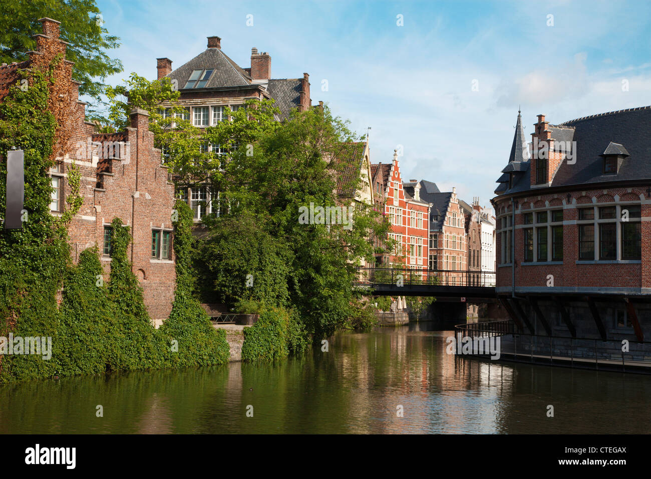Gent - Kanal und typischen Backstein beherbergt im Morgenlicht Stockfoto