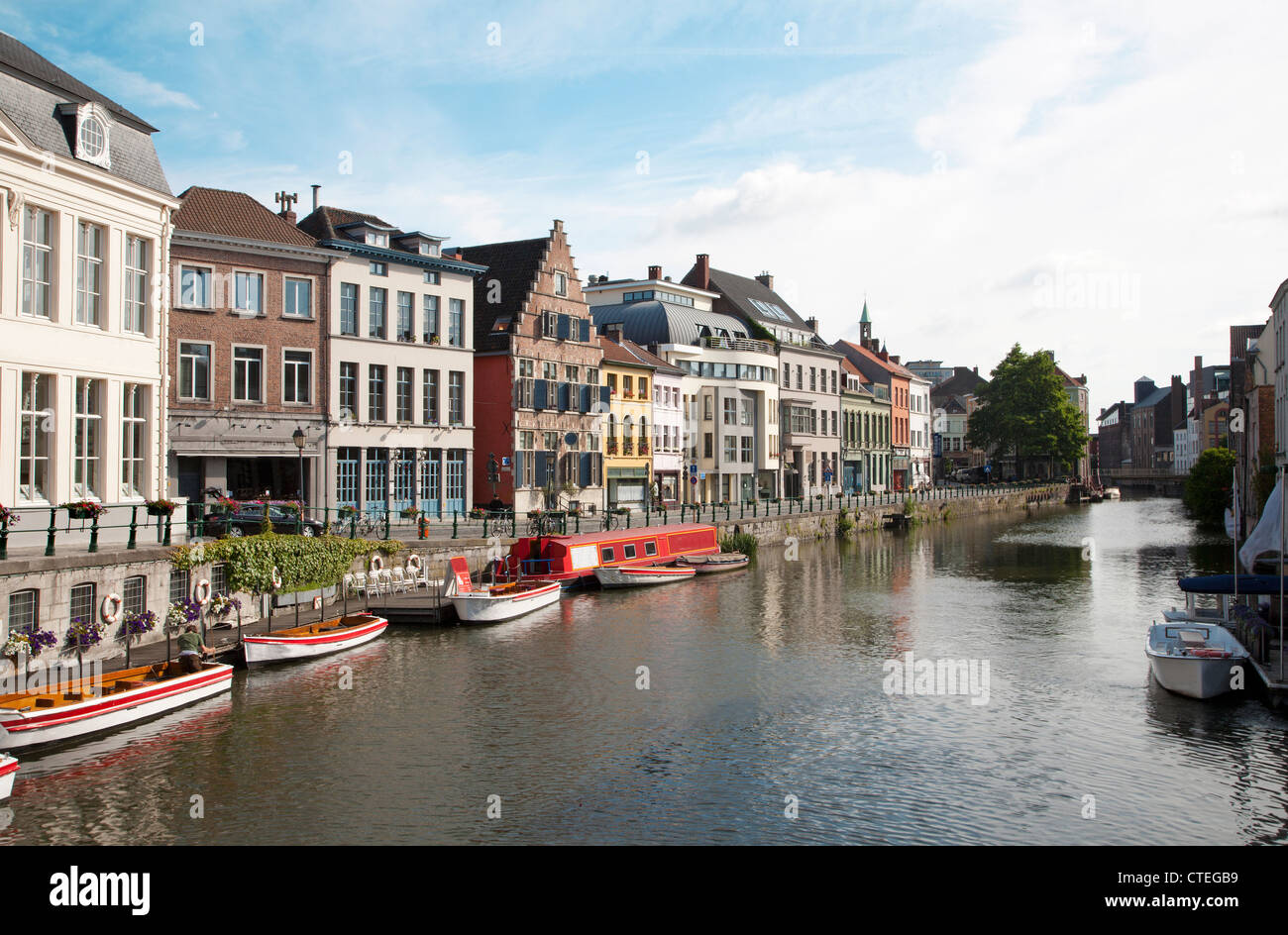 Gent - typische alte Häuser im Morgenlicht und Kanal am 24. Juni 2012 in Gent, Belgien. Stockfoto