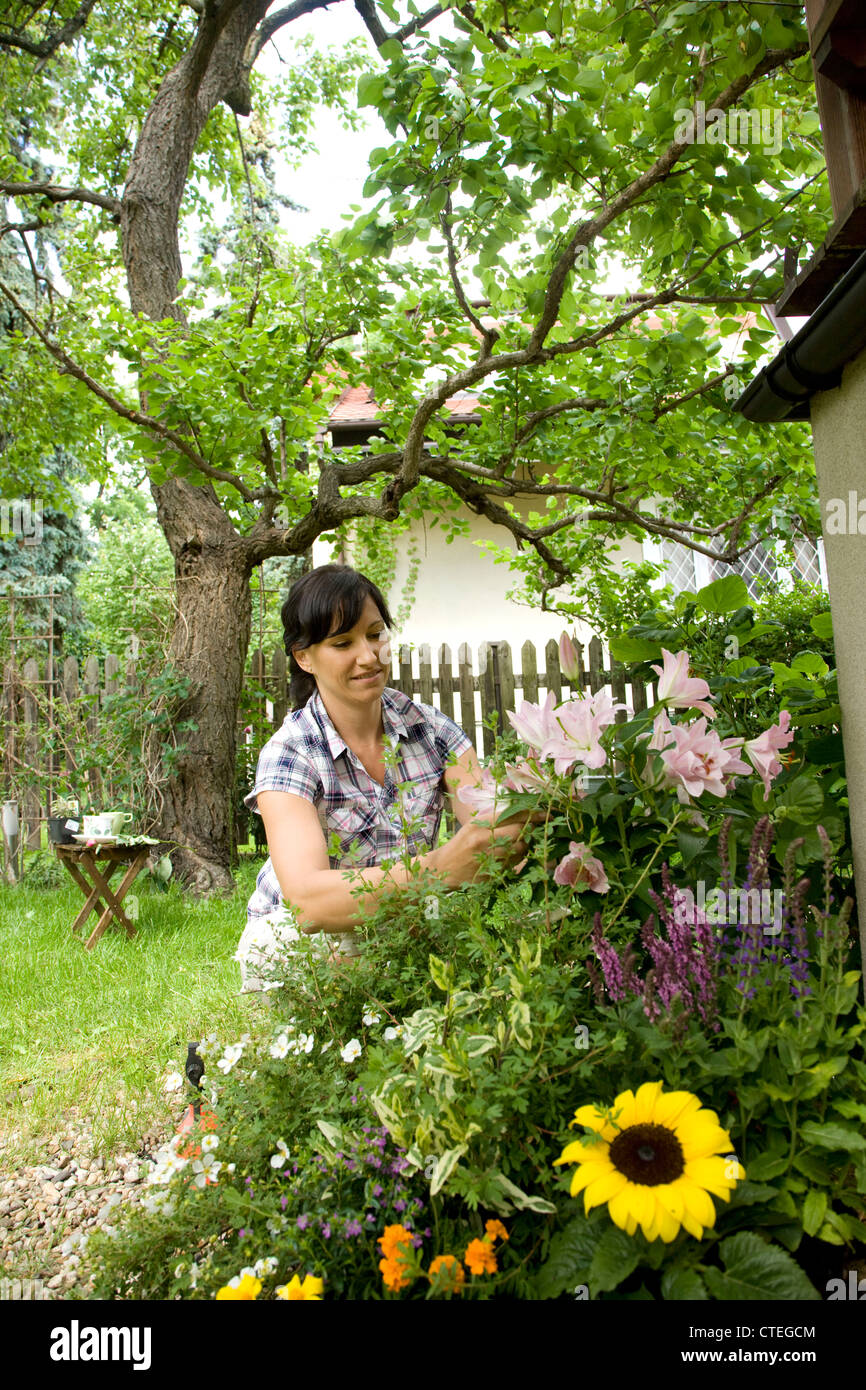 Frau kümmert sich um ihren Garten Stockfoto