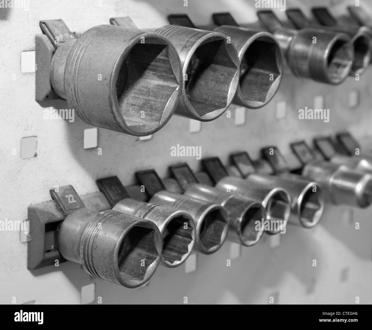 Schraube-Schraubenschlüssel an der Wand im Arbeitszimmer Stockfoto
