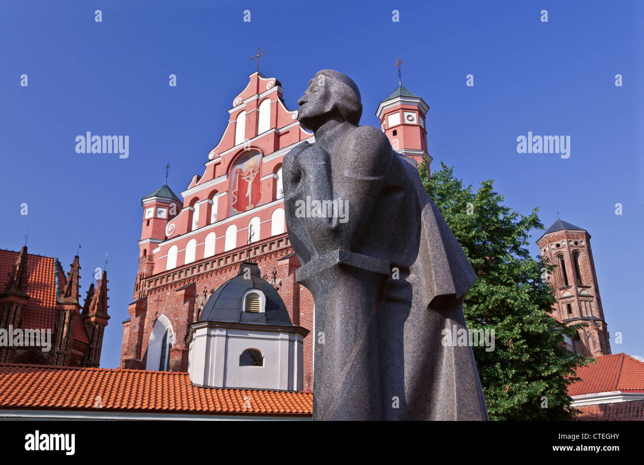 Adam Mickiewicz Statue und Bernardine Kirche Vilnius Litauen Stockfoto