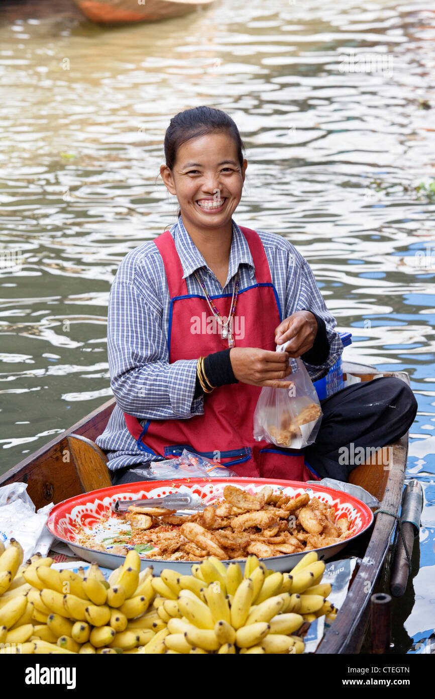 Verkauf von Speisen und Souvenirs zu der Damnoen Saduak schwimmenden Markt befindet sich ca. 62 Meilen außerhalb von Bangkok Thailand Stockfoto