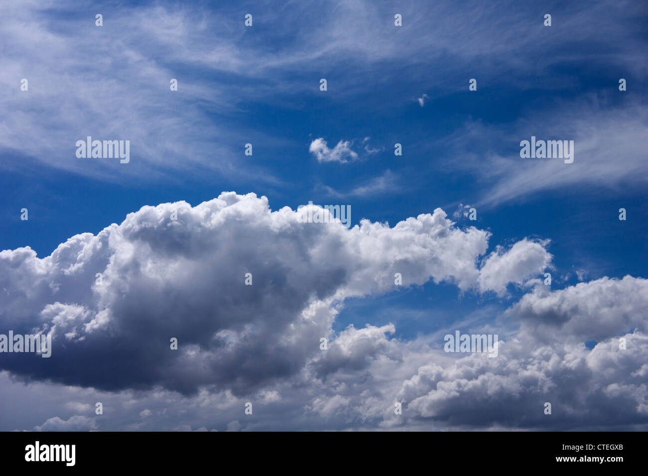 Blauen Sommerhimmel mit gestochen scharfen cumulus Wolken Stockfoto
