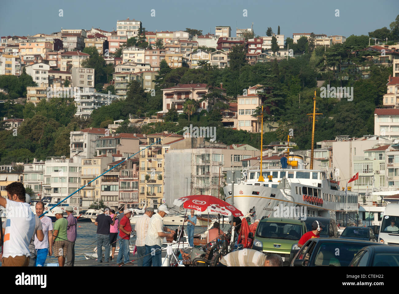 ISTANBUL, TÜRKEI. Der Vorort von Arnavutkoy am europäischen Ufer des Bosporus. 2012. Stockfoto