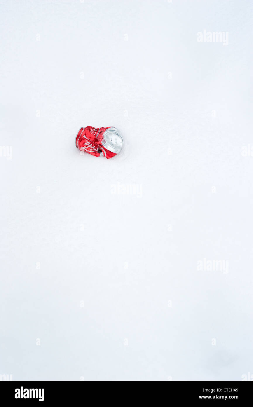 Zerdrückte Coca-Cola kann im Schnee Stockfoto