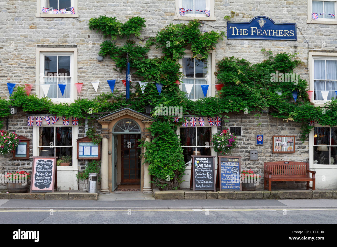 Die Federn Hotel im Marktplatz, Helmsley, North Yorkshire, North York Moors National Park, England, Vereinigtes Königreich. Stockfoto