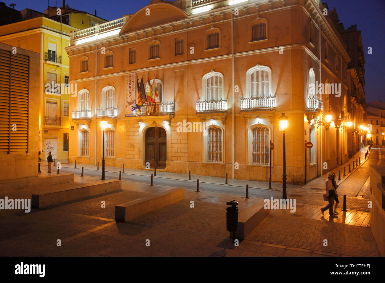 Spanien, Valencia, Plaza De La Almoina, Straßenszene in der Nacht, Stockfoto