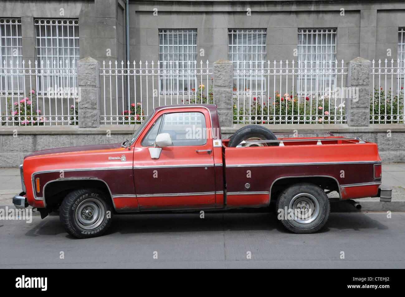 Cadillac Eldorado Pickup Seitenansicht Rot Alt Strasse Punta Arenas Chile Stockfotografie Alamy