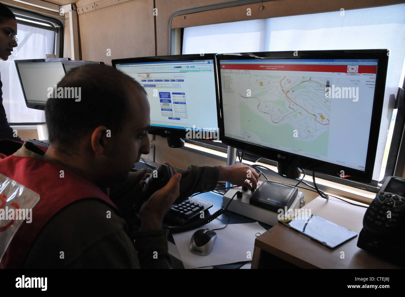 Israelische Feuerwehrmann Gefechtsstand während einer Räumungsübung in Haifa Stockfoto