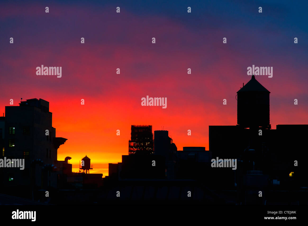 USA, New York City Skyline bei Sonnenuntergang Stockfoto