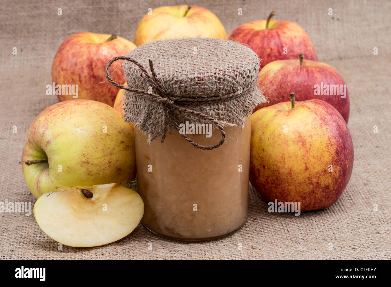 Frische hausgemachte Apfelmus mit rohen Äpfeln auf einem Textil-Hintergrund Stockfoto