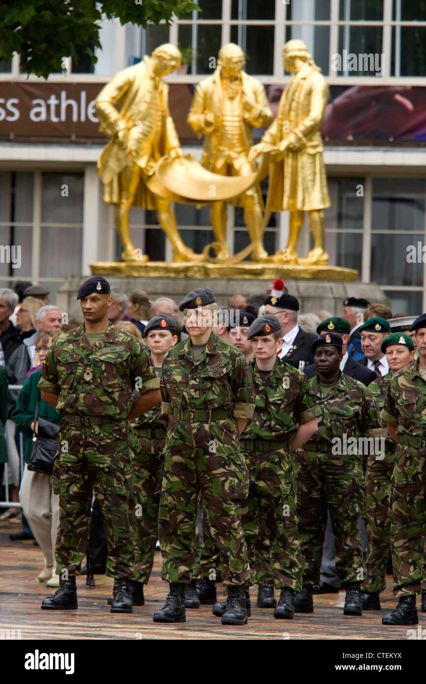 Armed Forces Day Parade durch die Innenstadt von Birmingham. im Bild vor der Matthew Boulton Watt-Statue in der Broad Street. Stockfoto
