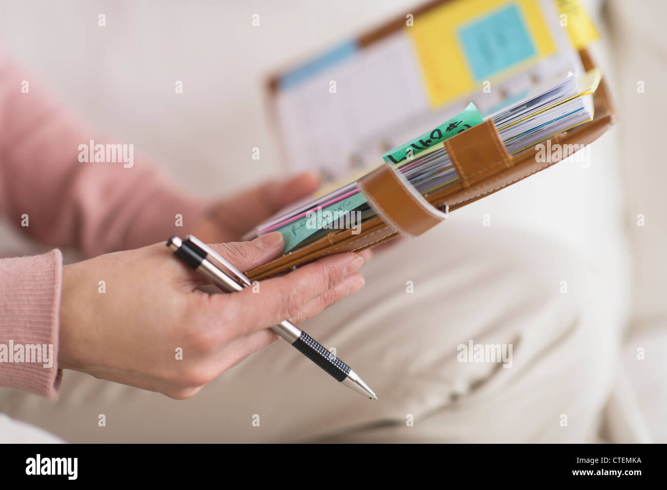 USA, New Jersey, Jersey City, Hände halten persönlichen organizer Stockfoto