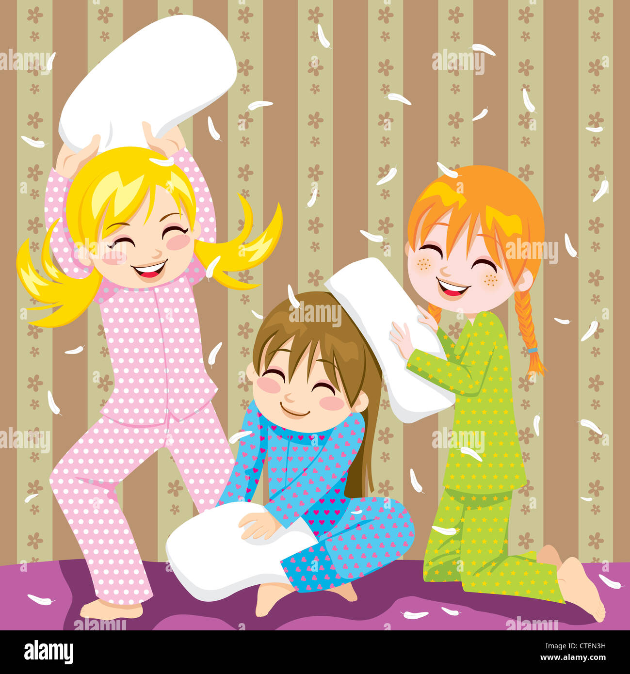 Drei junge Mädchen, die Spaß machen Kissenschlacht in eine Pyjama-Party Stockfoto