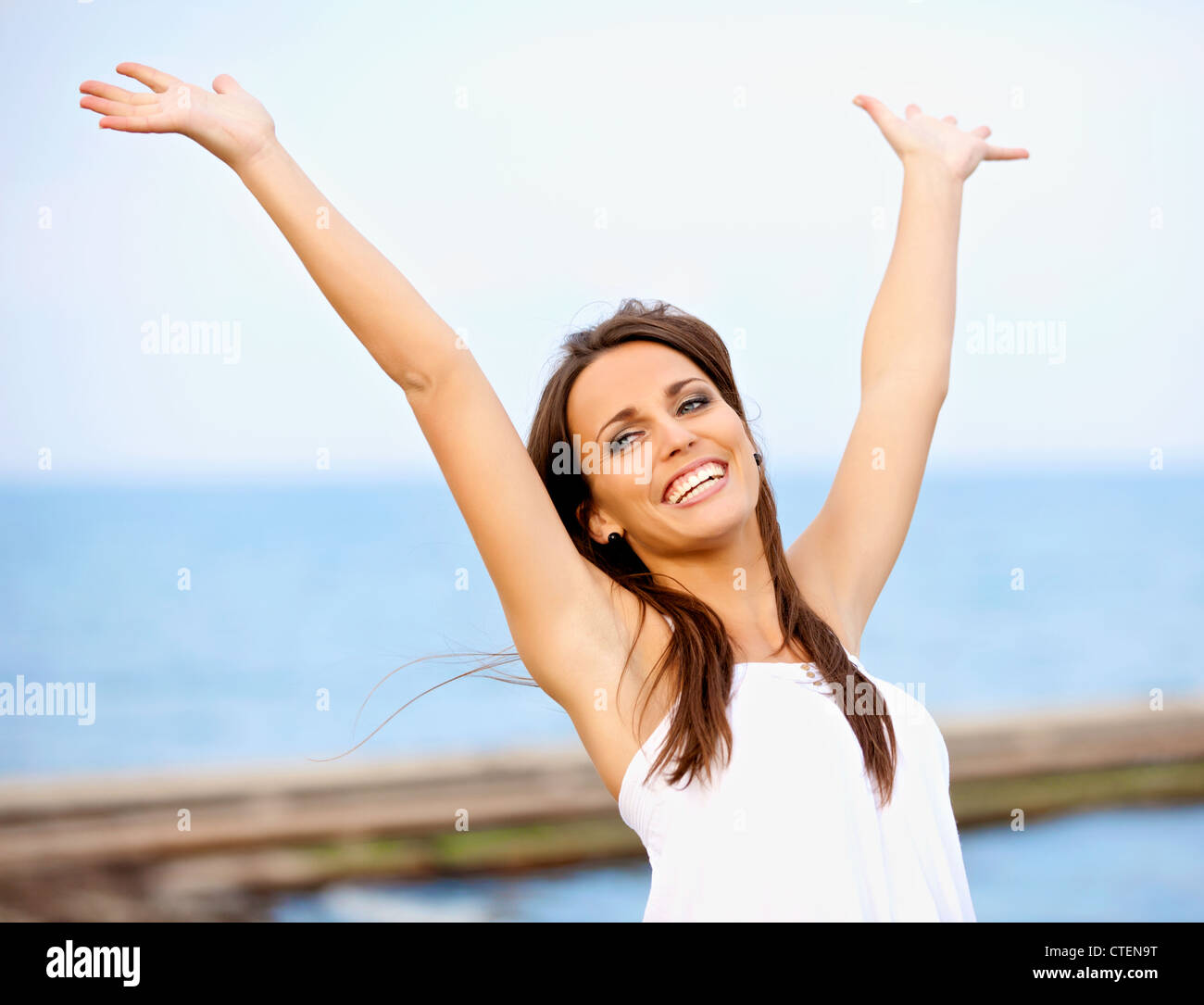 Porträt einer unbeschwerten Frau im Freien genießen Stockfoto