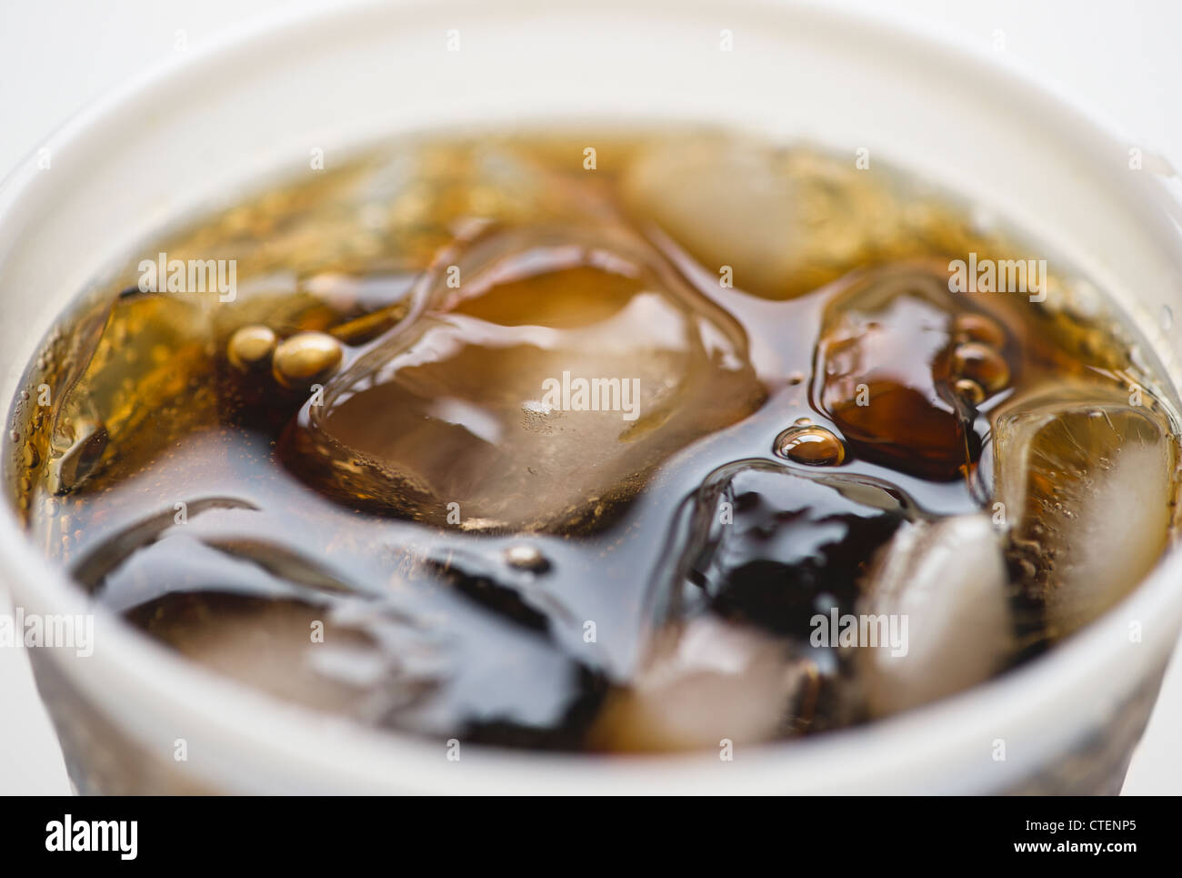 Nahaufnahme von Soda in Einweg-Becher Stockfoto