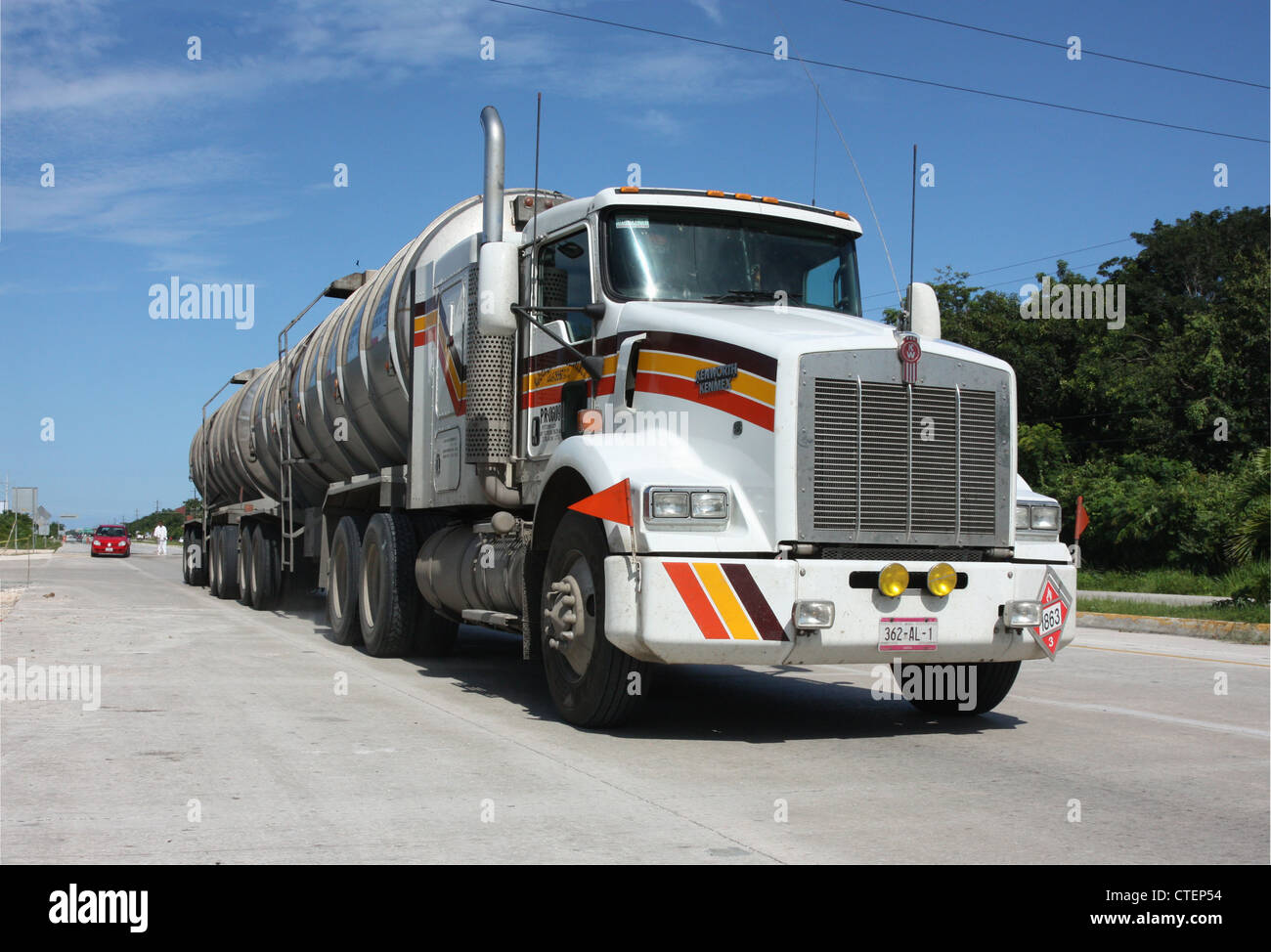 Amerikanische Kenwood fuel Tanker auf der Autobahn in Mexiko Stockfoto