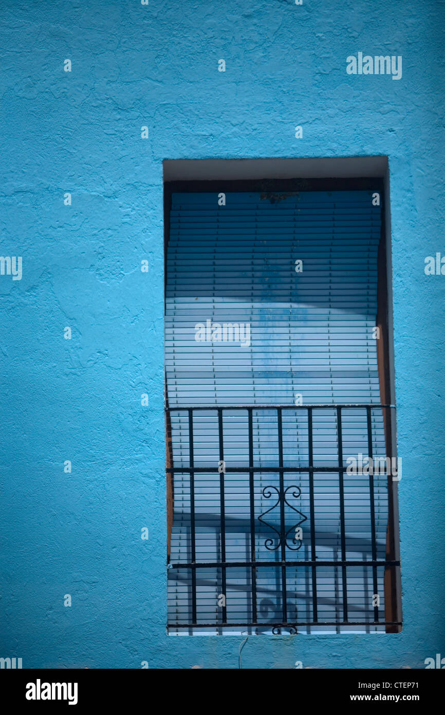 Fenster und blaue Wand in Juzcar, das Smurf Dorf in der Provinz Malaga, Andalusien, Spanien Stockfoto