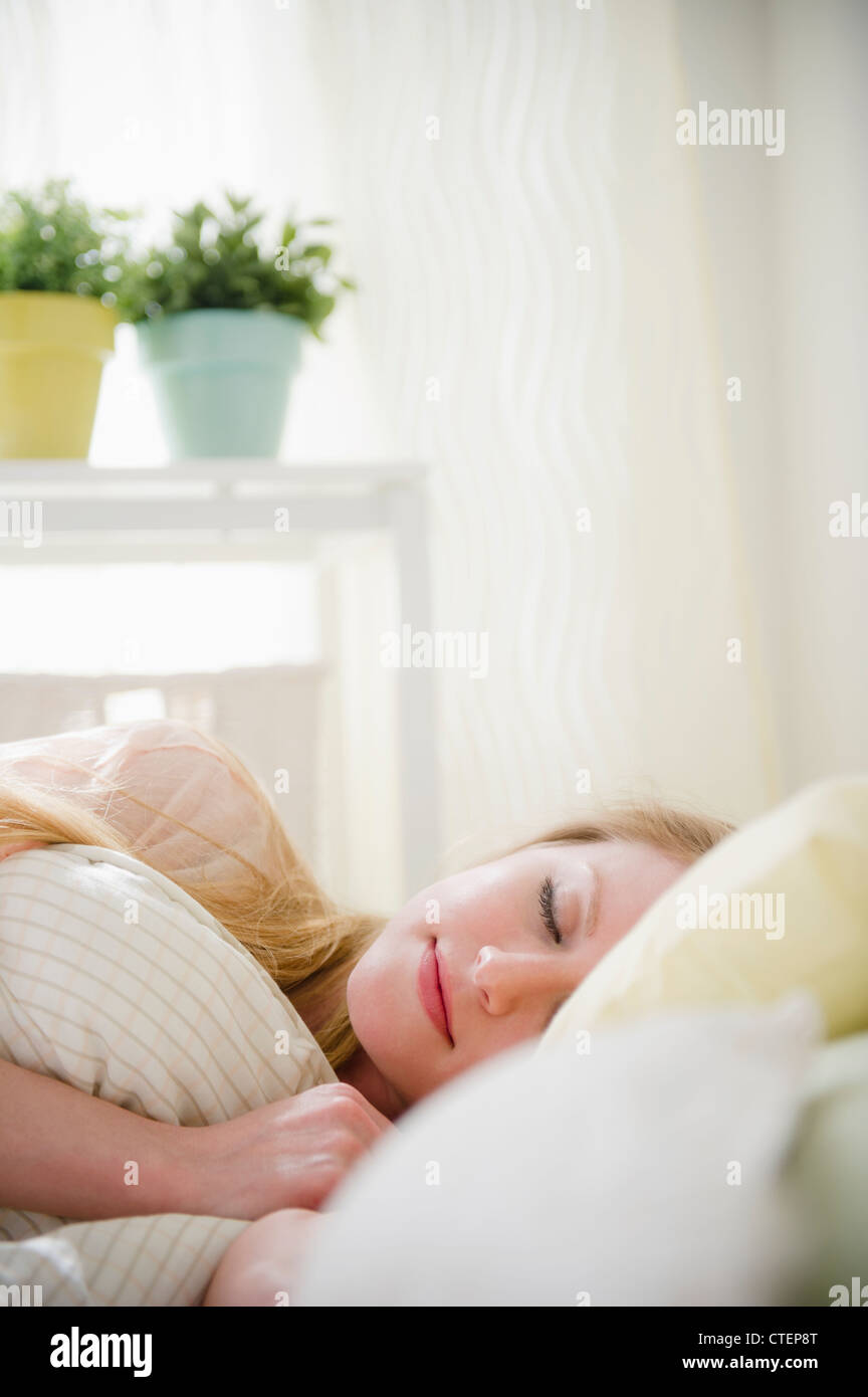 USA, New Jersey, Jersey City, Frau schläft im Bett Stockfoto