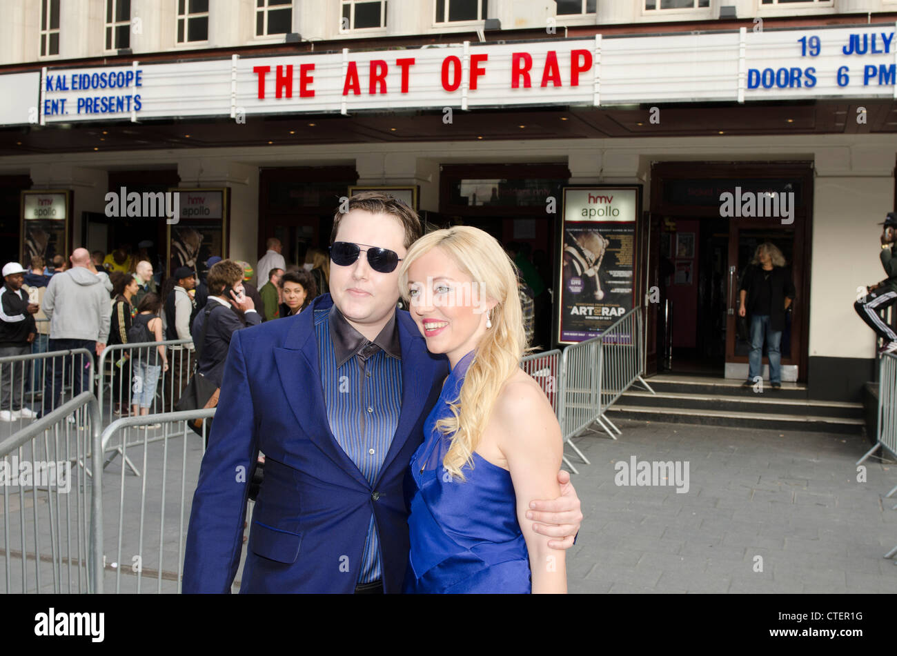 Robin John Gibb und Freundin besuchen Filmpremiere The Art of Rap Hammersmith Apollo, London Uk Stockfoto