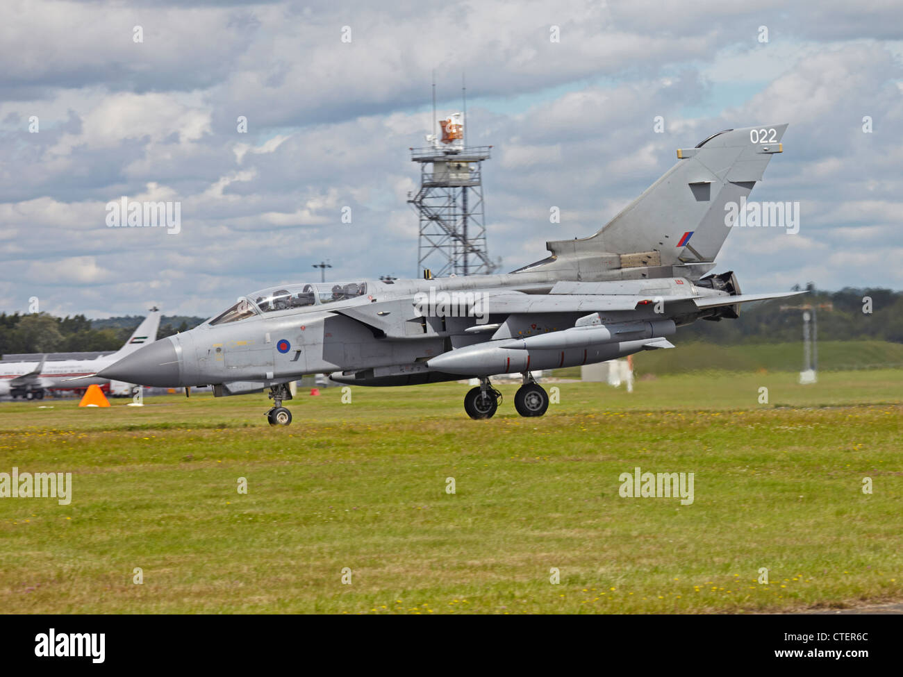 Farnborough International Airshow RAF Tornado GR4 Variable-Sweep Flügel Kampfflugzeuge Landung Stockfoto