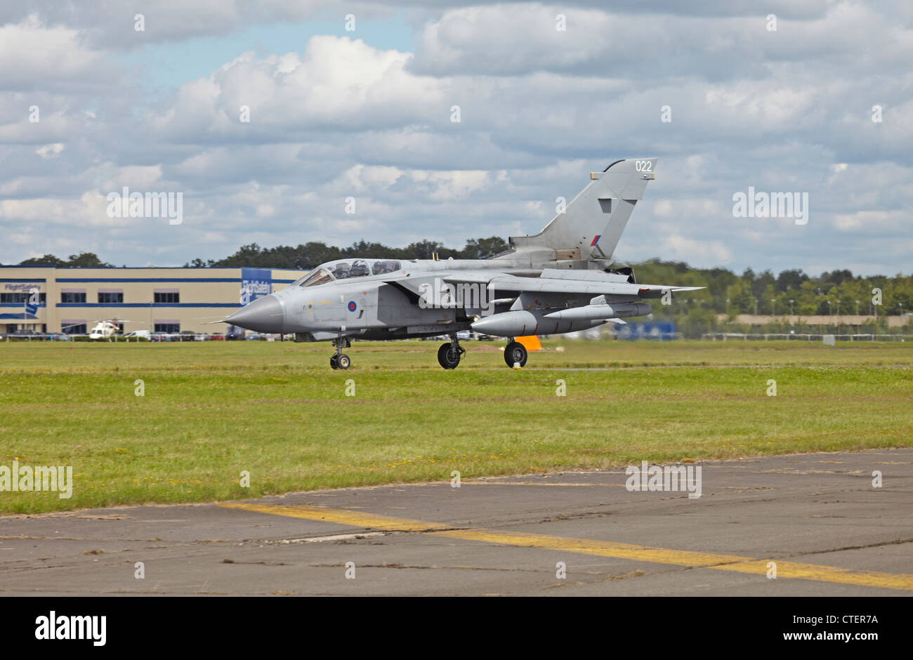 Farnborough International Airshow RAF Tornado GR4 Variable-Sweep Flügel Kampfflugzeuge Landung Stockfoto