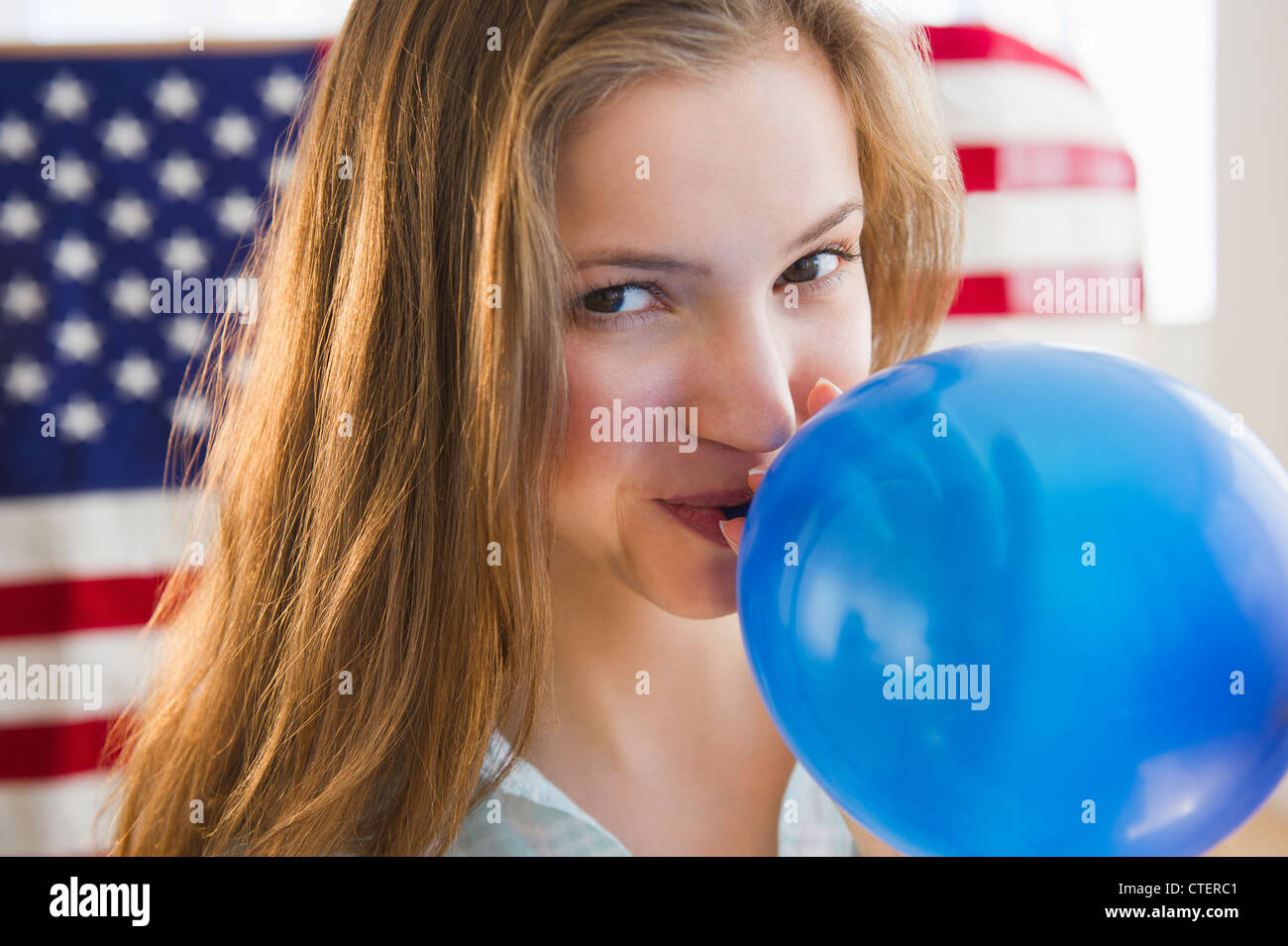 USA, New Jersey, Jersey City, Frau bläst Ballon Stockfoto