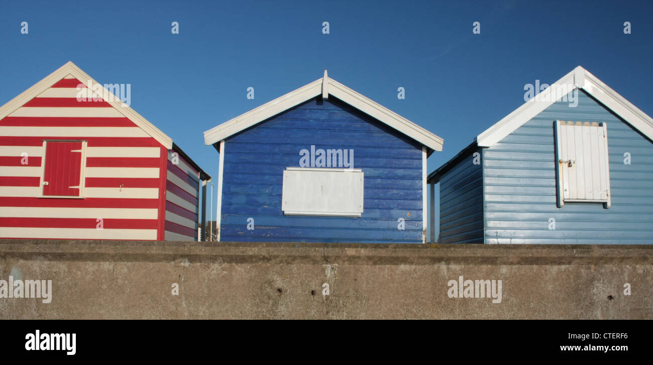 Bemalte Strandhütten aus Holz in Suffolk, England Stockfoto