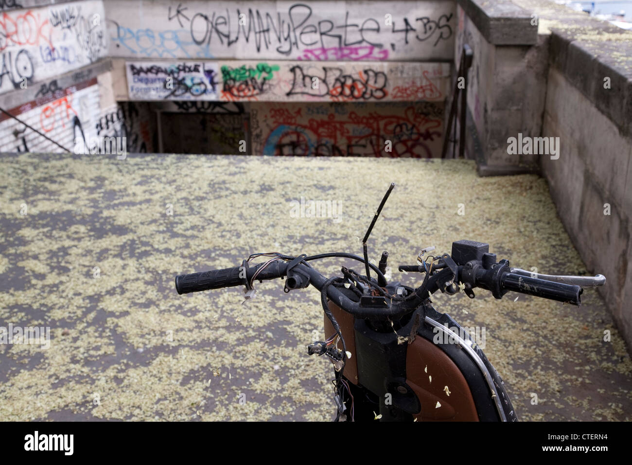 Verlassene Moped außerhalb Graffiti Schritte, Paris Stockfoto