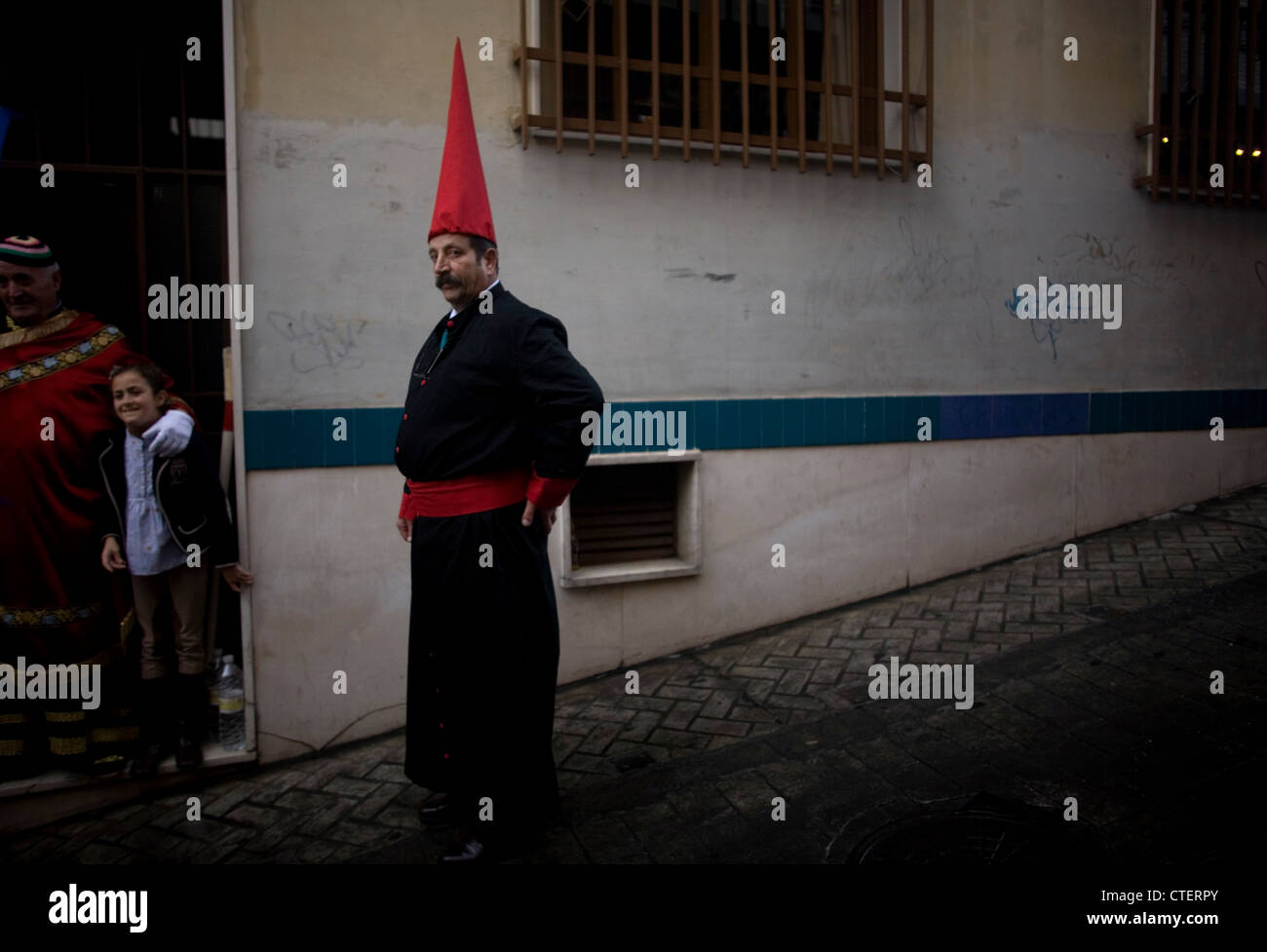 Eine Büßerin steht auf der Straße während der Karwoche in Puente Genil, in der Provinz Córdoba, Andalusien, Spanien Stockfoto